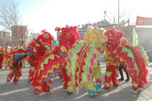 酒泉市2011年元宵節(jié)社火匯演期間，部分社火隊(duì)來(lái)公司拜年